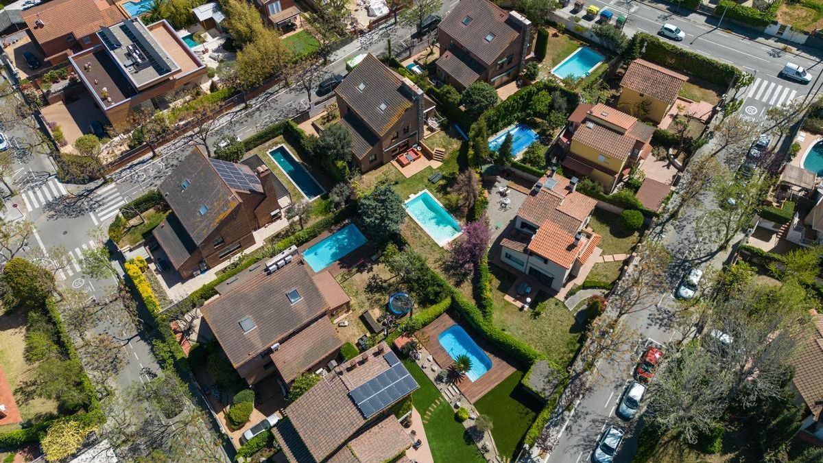 Vista aérea de un vecindario de Sant Cugat del Vallès, el municipio catalán con más piscinas.