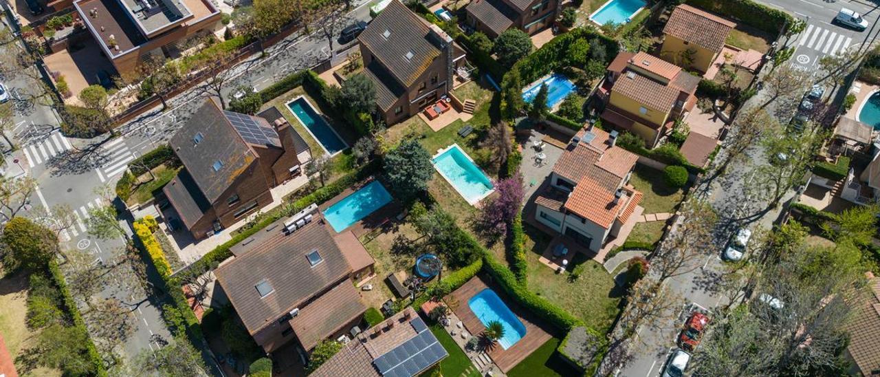 Vista aérea de un vecindario de Sant Cugat del Vallès, el municipio catalán con más piscinas.