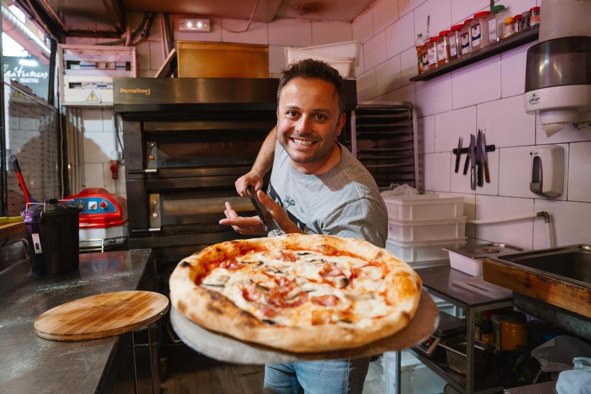 Domenico, el dueño de la panadería pizzería PanDome, en el local situado en el Mercado de Tirso De Molina, en Madrid.