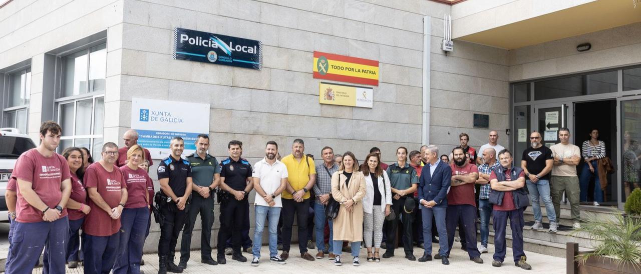Miembros del Obradoiro de Emprego, mandos policiales y de la Guardia Civil y autoridades municipales, en A Mercede.   | // JAVIER TENIENTE