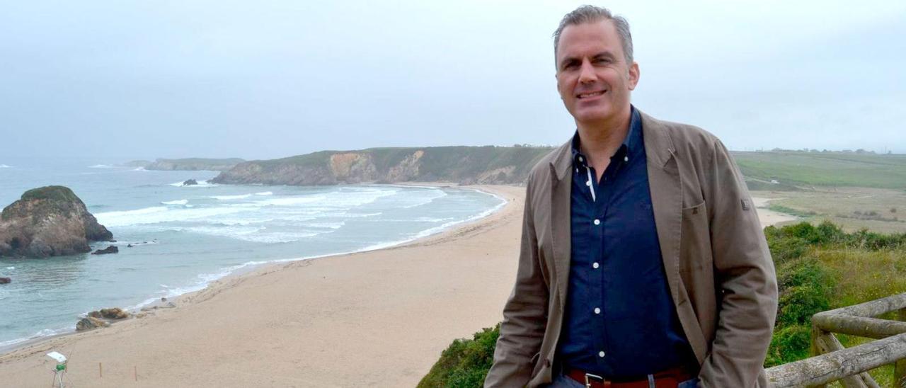 Javier Ortega Smith, en Penarronda, una de las playas de su infancia.