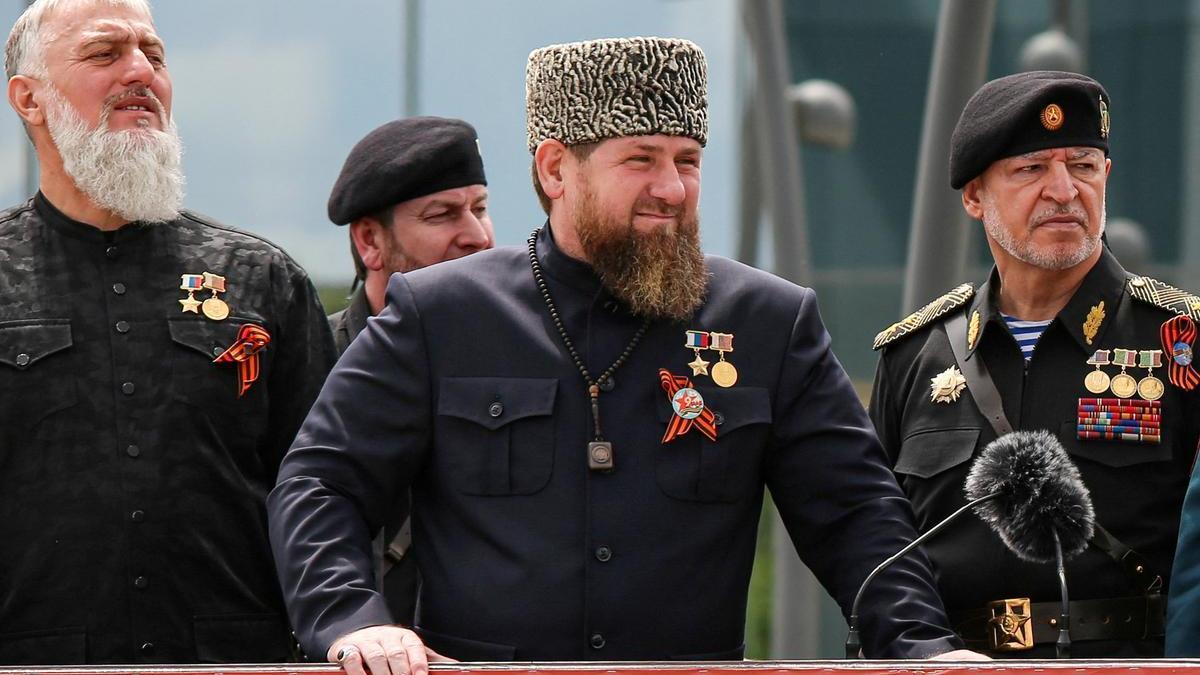 El líder de Chechenia, Ramzán Kadyrov, durante un desfile militar en Grozni. /