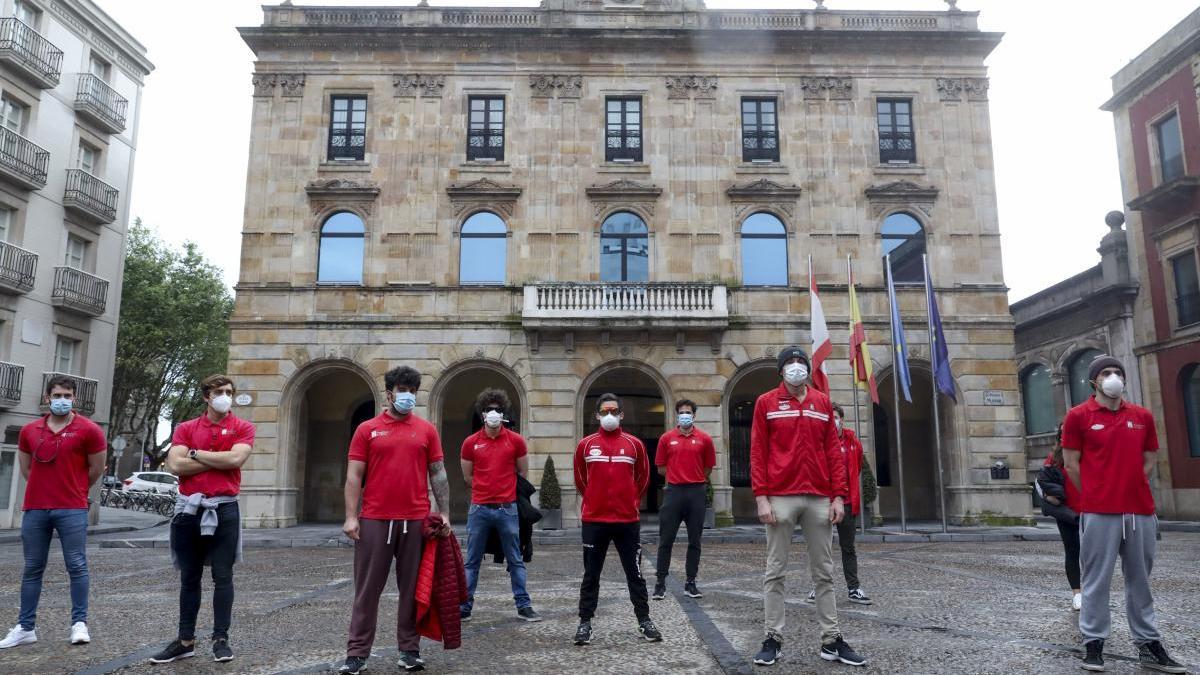 Los socorristas concentrados en la plaza Mayor.