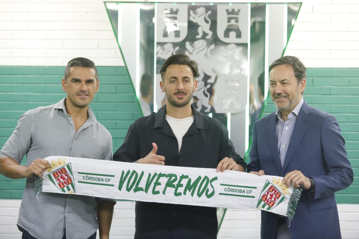 Adri Castellano, entre Juanito y Antonio Fernández Monterrubio, en su presentación oficial como nuevo jugdor del Córdoba CF.
