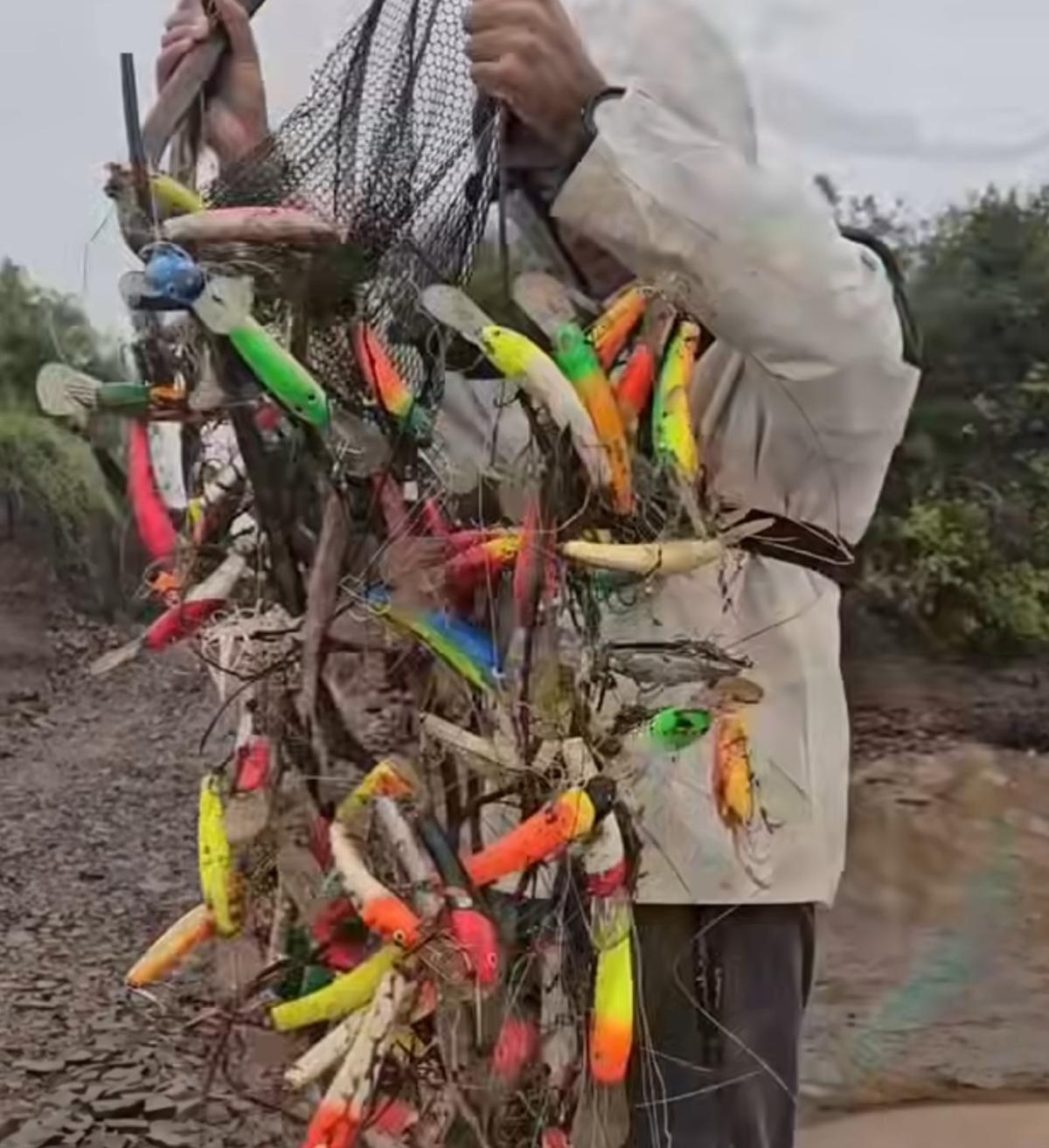 Algunos de los señuelos que se encontraron bajo el agua unos jovenes argentinos