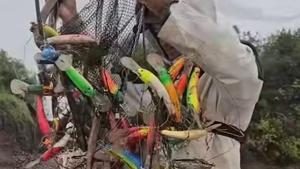 Algunos de los señuelos que se encontraron bajo el agua unos jovenes argentinos