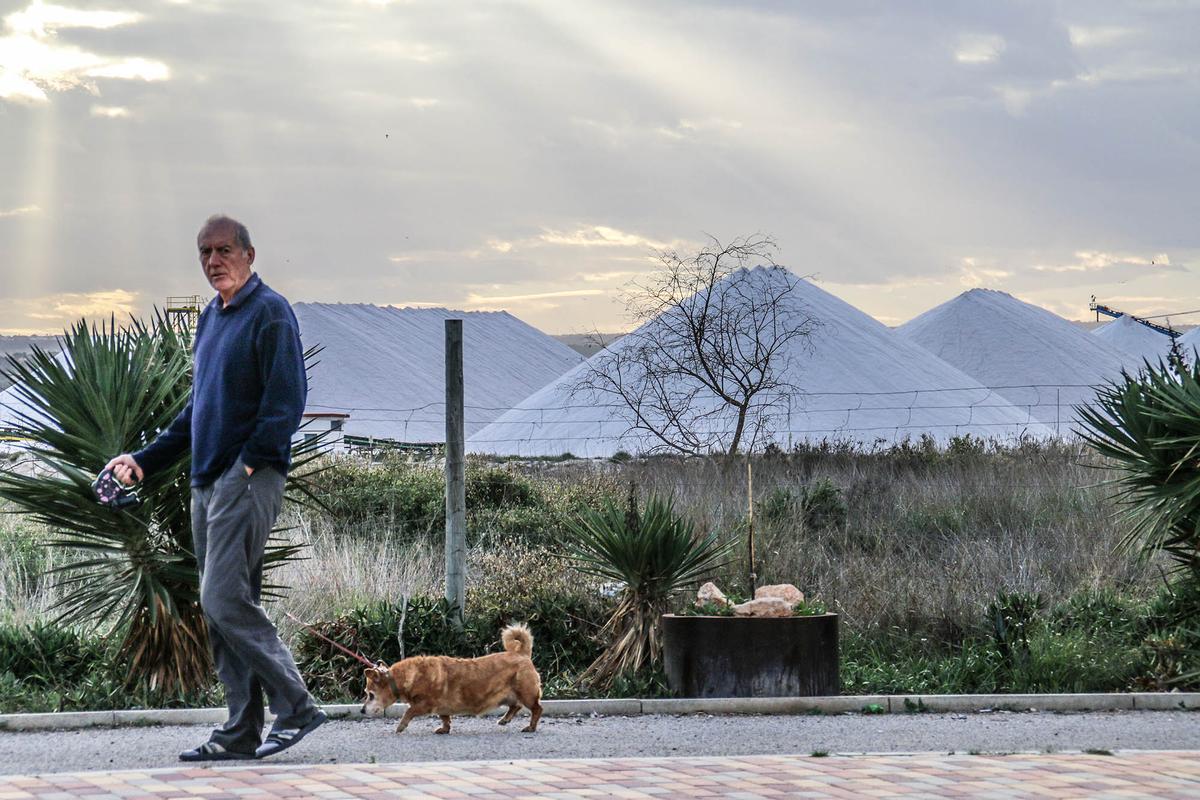 Vía verde de Torrevieja con vistas a los "montones" de sal de la laguna rosa