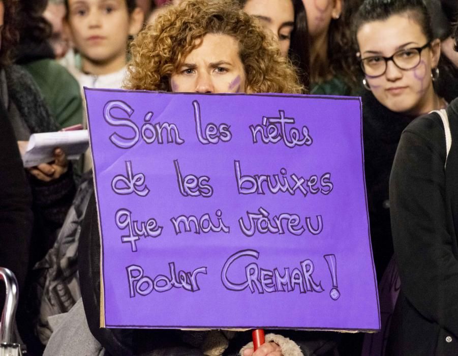 Centenars de persones surten al carrer el 8M