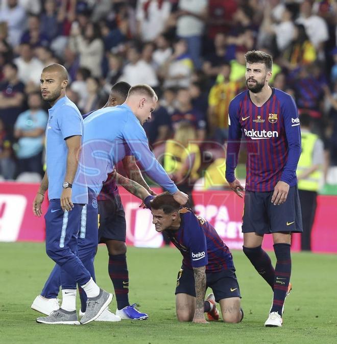 Imágenes de la decepción de los jugadores del FC Barcelona tras perder la Final de Copa del Rey ante el Valencia en el estadio Benito Villamarín, Sevilla.