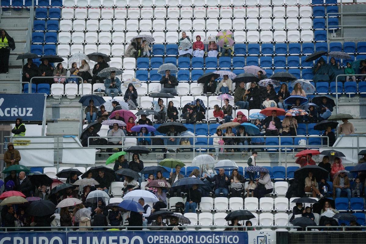El público espera bajo los paraguas la llegada de los Reyes Magos al Heliodoro