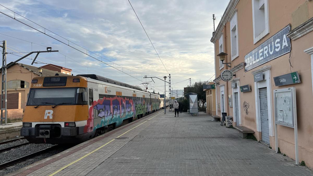 Un tren de l'R12 sortint de l'estació de Mollerussa | Oriol Bosch