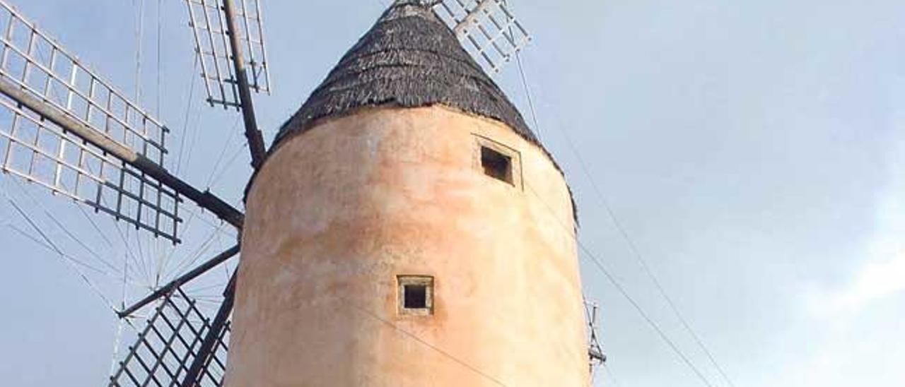 El molino de Santa Ponça, a la entrada del núcleo.