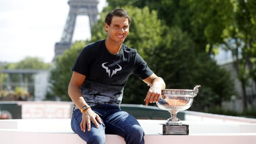 Nadal posa con su décimo trofeo de Roland Garros junto a la Torre Eiffel