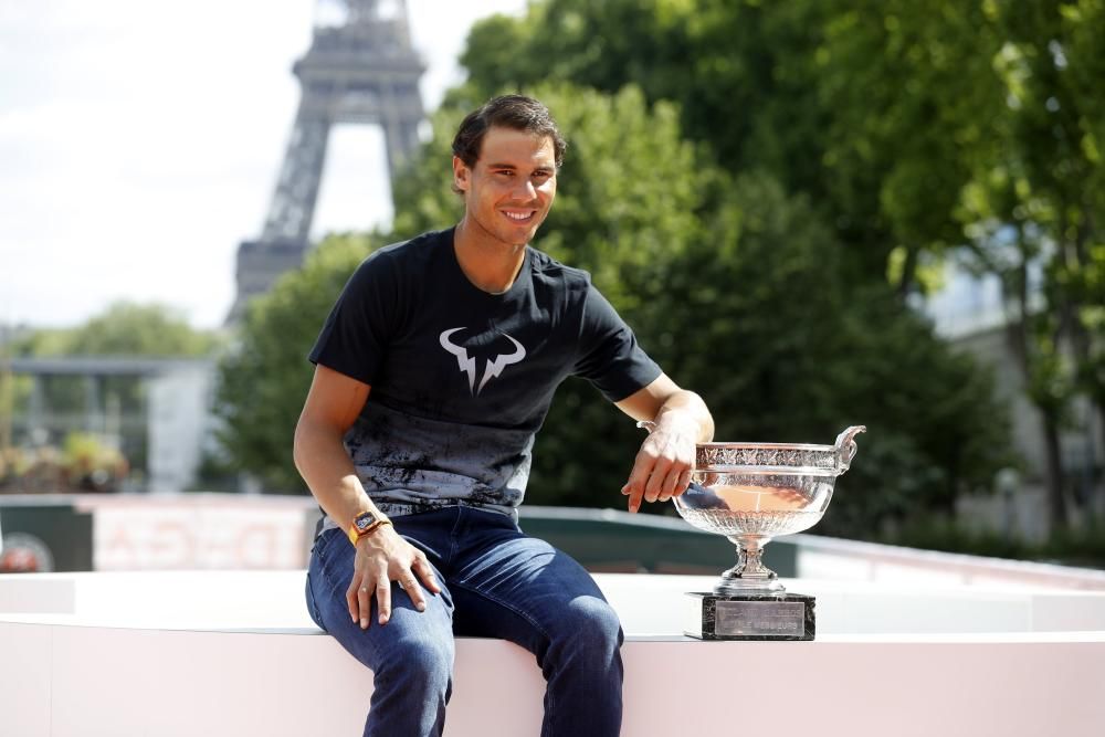 Nadal posa con su décimo trofeo de Roland Garros junto a la Torre Eiffel