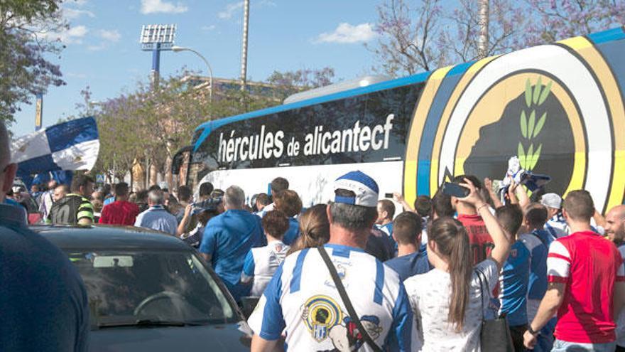 Aficionados del Hércules durante uno de los recibimientos organizados para insuflar ánimos a los jugadores antes del partido durante esta temporada.