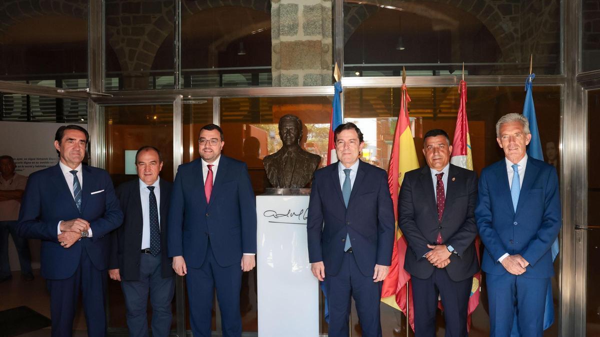 Adrián Barbón, presidente del Principado con Alfonso Fernández Mañueco, presidente de la Junta de Castilla y Leon, en el centro de la imagen y representantes de la Uned.