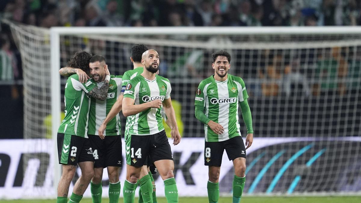 Sofyan Amrabat celebra su gol en el Betis-Panathinaikos de vuelta de octavos de Europa League en La Cartuja