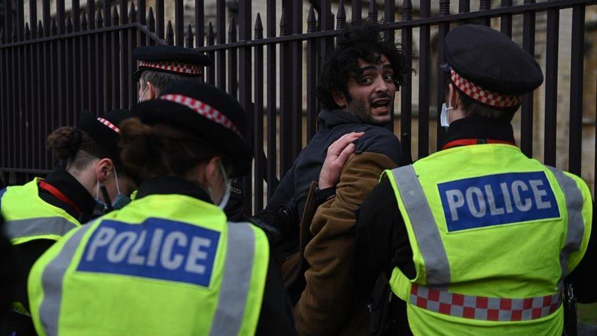 Cerca de 30 detenidos en protestas en Londres contra la nueva ley de seguridad