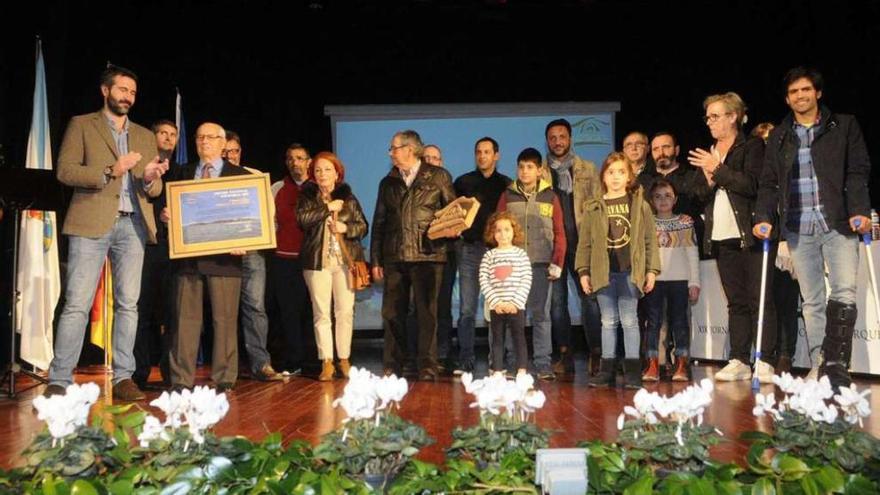 Los carrilexos presentes en el auditorio posaron con Agustín Iglesias (con el diploma) y Ricardo Otero (con el logo de Amuparna). // Noé Parga