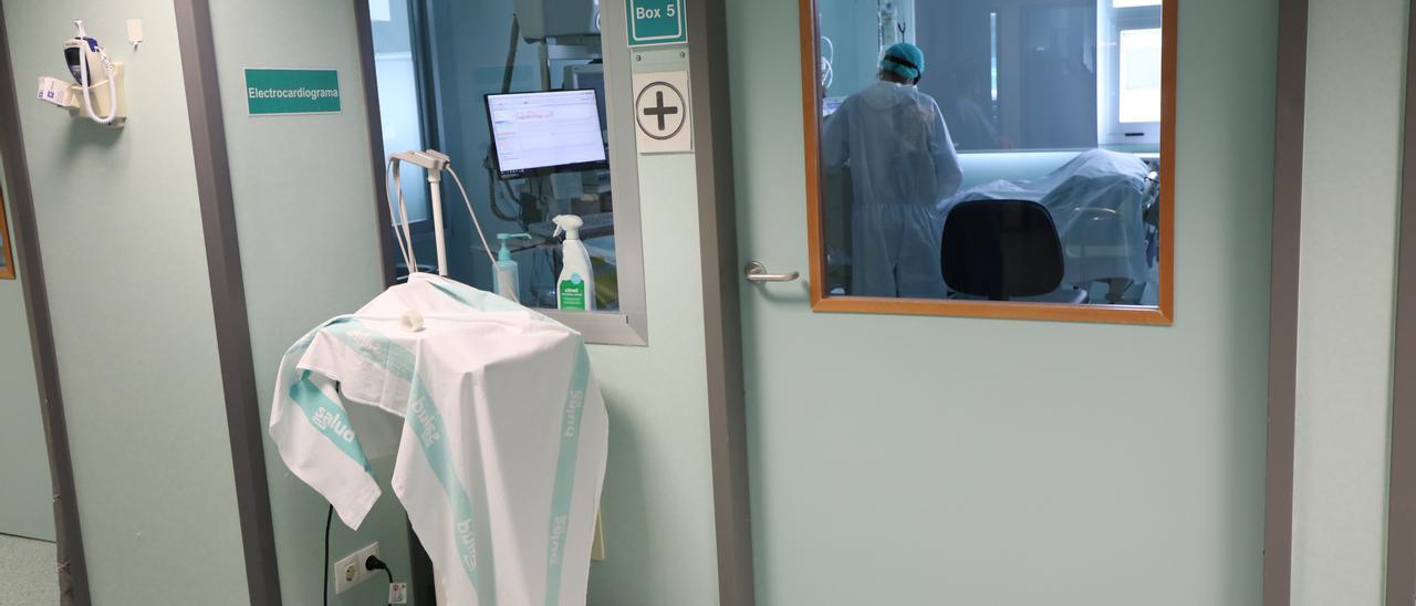 Una enfermera de la UCI del Miguel Servet atiende a un paciente durante la pandemia.