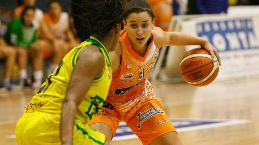 Brianna Butler, con el balón.