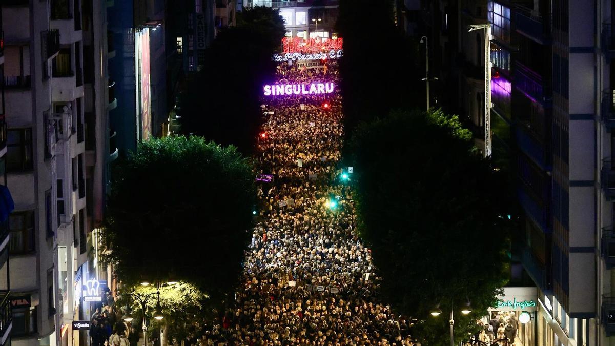 Quinta manifestación multitudinaria en el centro de València al grito de "Mazón dimisión"