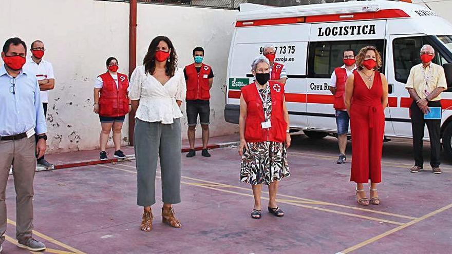Sandra Gómez y Pilar Bernabé visitaron ayer la sede de la Cruz Roja.