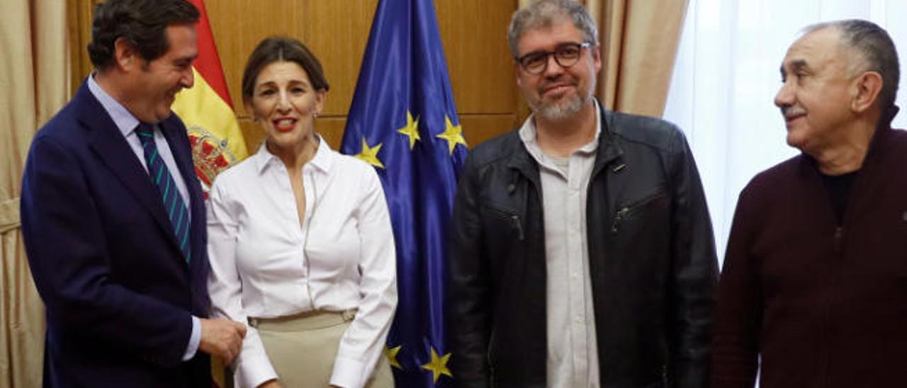 El presidenta de la CEOE, Antonio Garamendi; la ministra de Trabajo, Yolanda Díaz; y los secretarios generales de CCOO, Unai Sordo, y UGT, Pepe Álvarez.