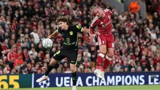 El regreso al once de Julián Álvarez no le basta al Atlético en Anfield