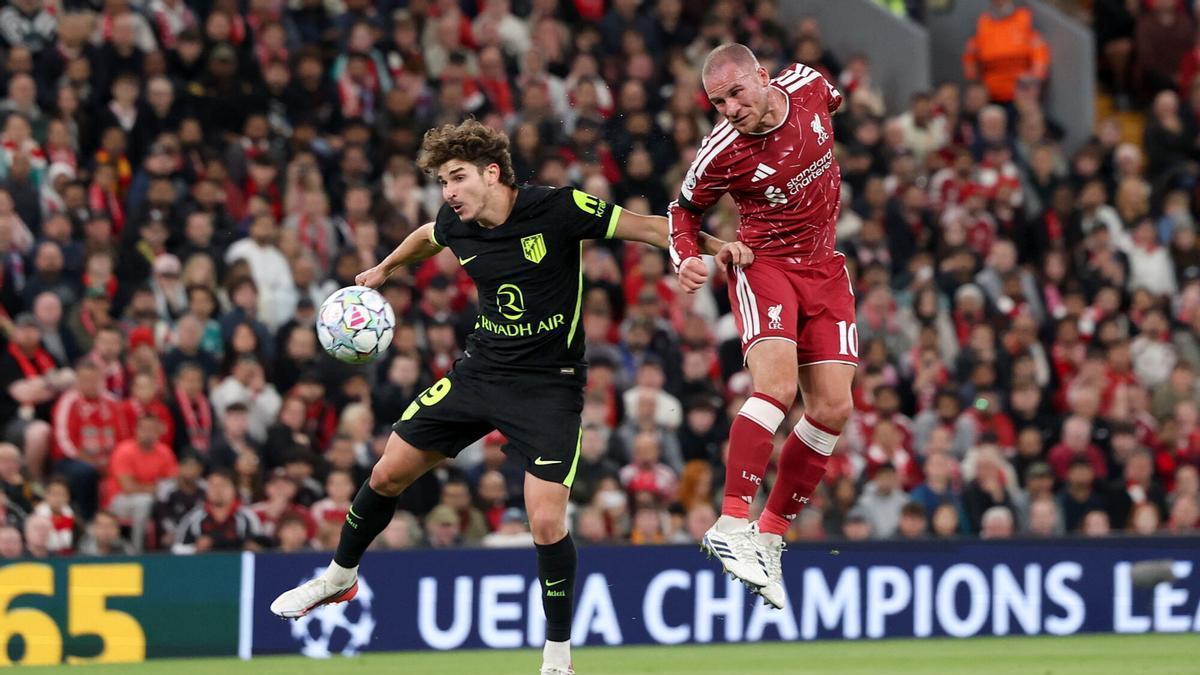 El regreso al once de Julián Álvarez no le basta al Atlético en Anfield