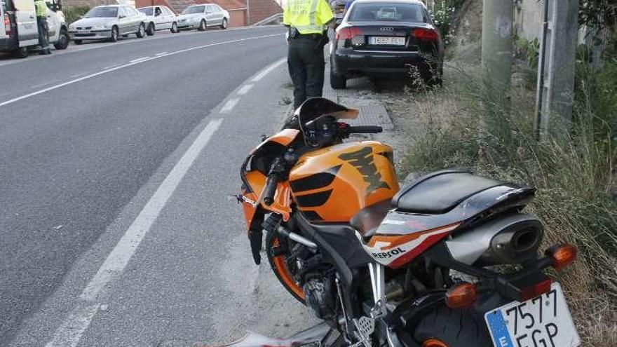 La moto accidentada, ayer, en Tirán.  // Santos A.