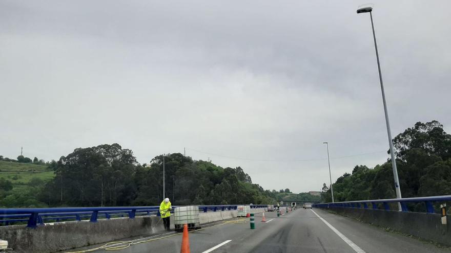 Las últimas labores de limpieza y pintura en el viaducto, ayer. | L. P.