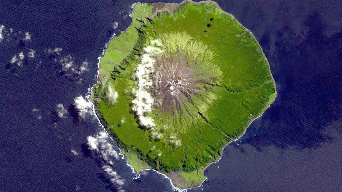 La está presidida por un volcán activo