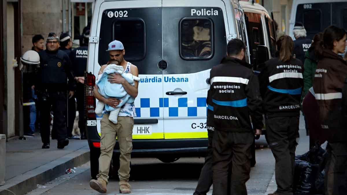 La Guardia Urbana de Barcelona desaloja un edificio ocupado en el barrio del Raval.