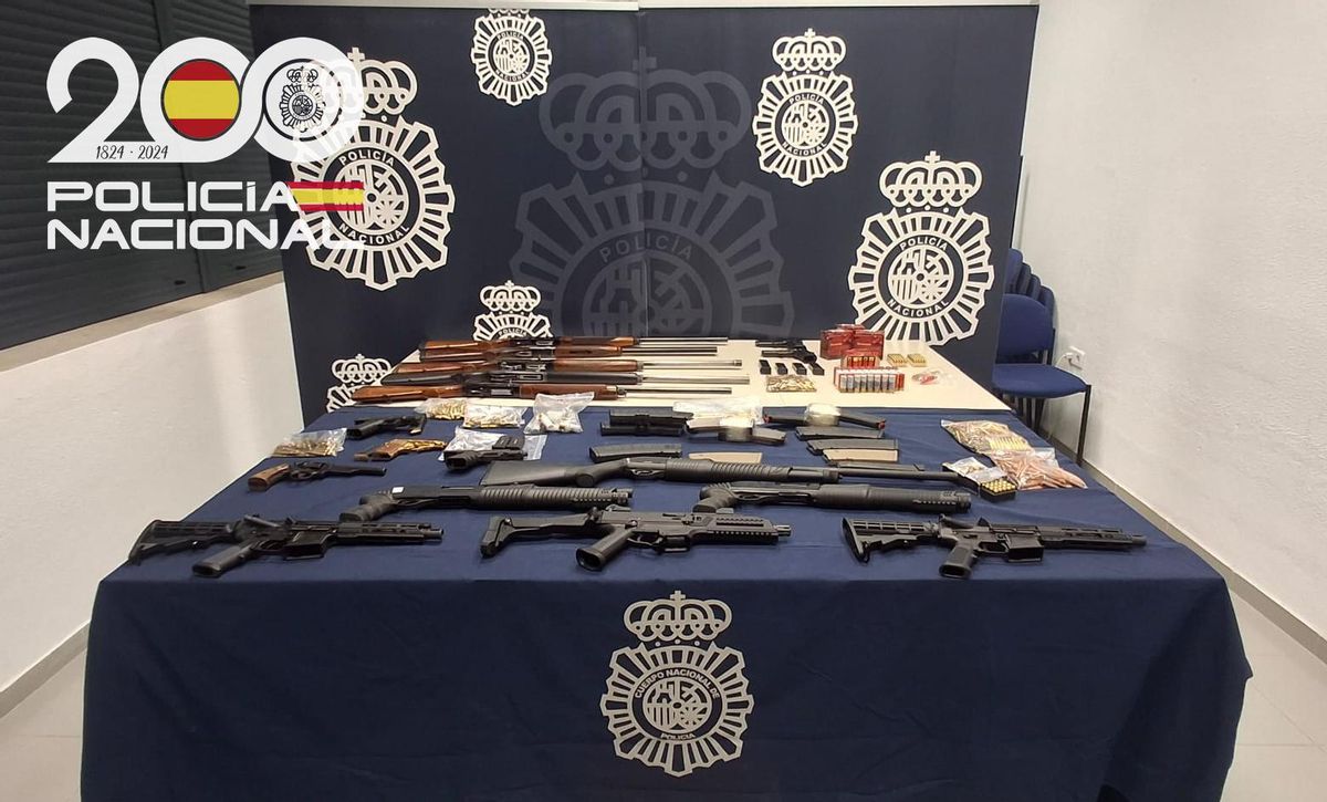 Arsenal intervenido a las dos organizaciones criminales.