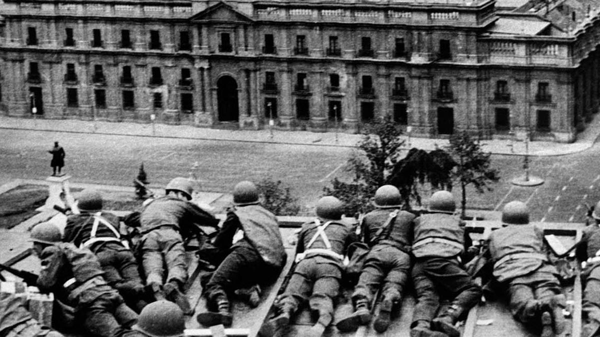 Soldados del ejército chileno observan el  bombardeo del Palacio de La Moneda, el 11 de  septiembre de 1973