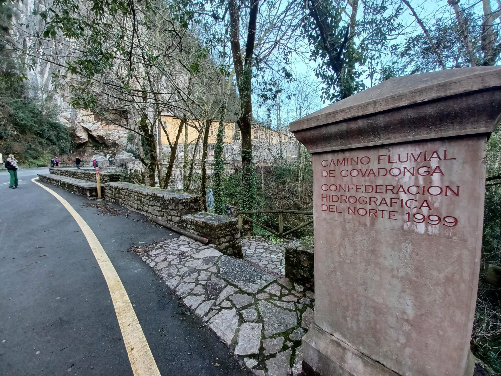 Leones de Papa, jardines de Príncipe y camposanto secreto, las mil y una curiosidades de Covadonga