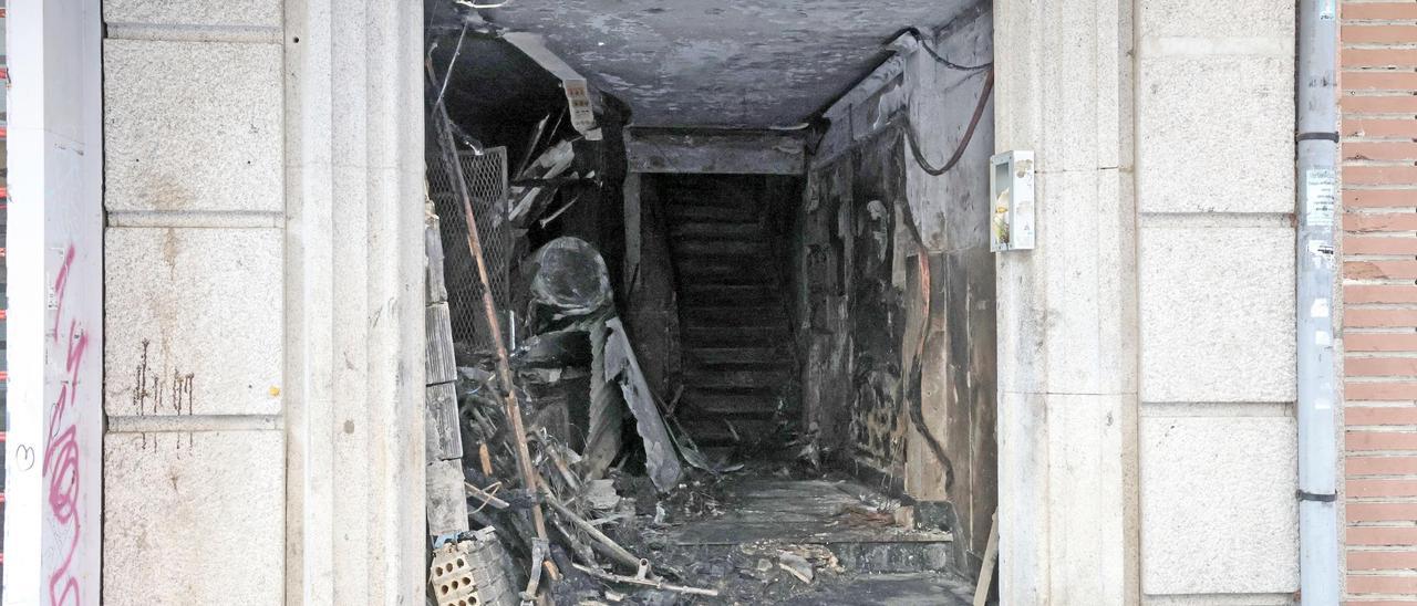 Estado en el que quedó el interior del portal del edificio, donde se originó el fuego