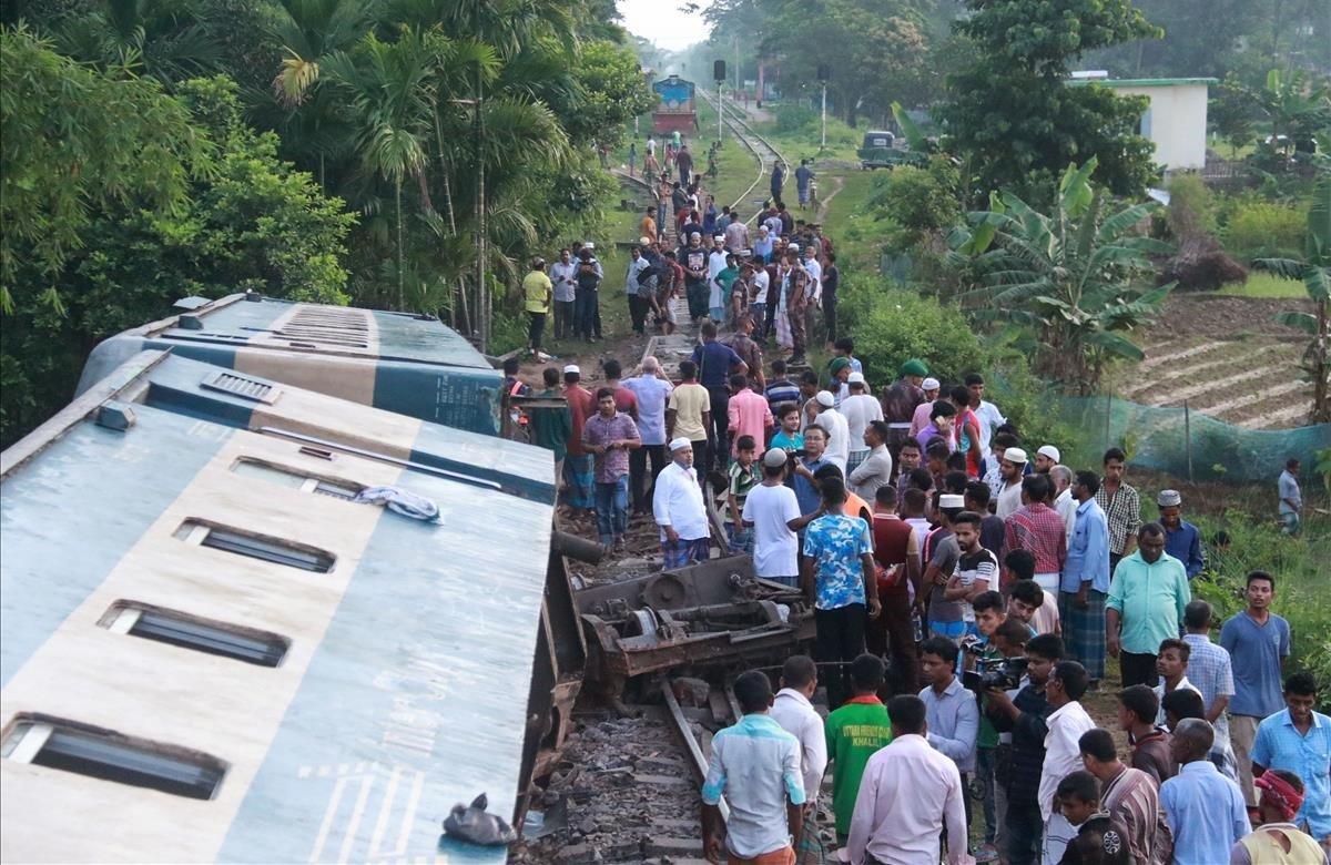 Un descarrilamiento de tren en el noreste de Bangladesh ha dejado al menos cuatro muertos y unos cien heridos. El accidente tuvo lugar en el distrito de Moulvibazar, a unos 203 kilómetros de Daca, la capital del país.