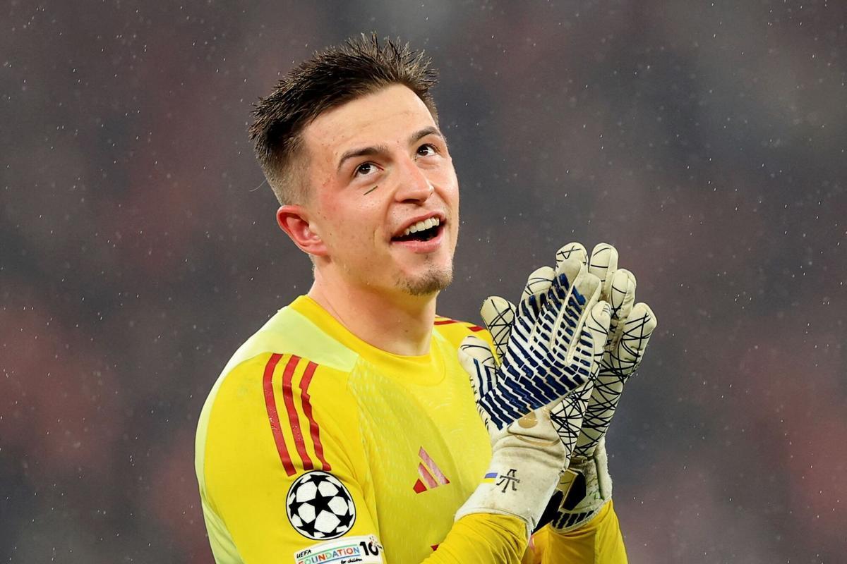 Anatoliy Trubin, portero del Benfica, celebra su gol ante el Madrid en Champions.