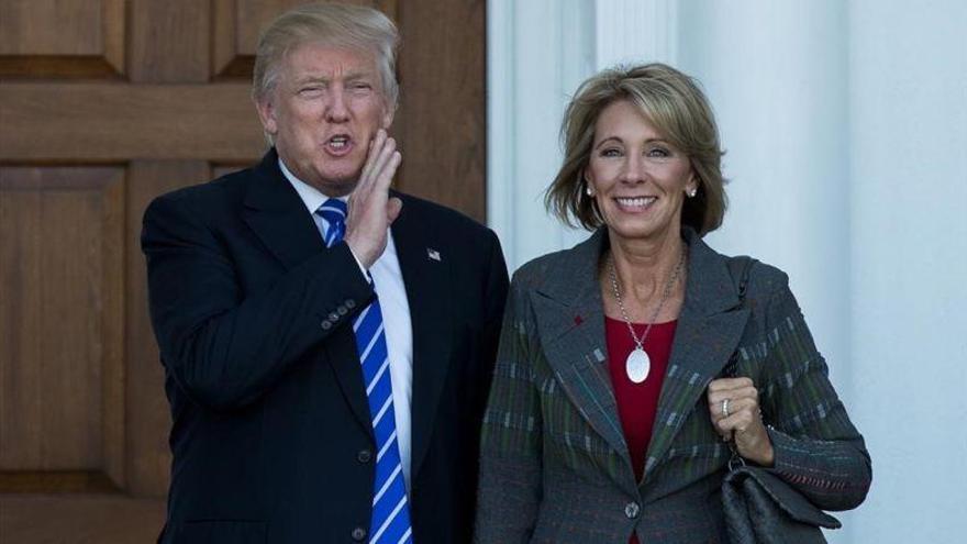 Betsy DeVos, la secretaria de Educación de Trump, confirmada por un pelo