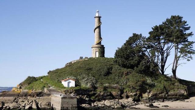 Faro de Tenlo, en la isla de Tambo.