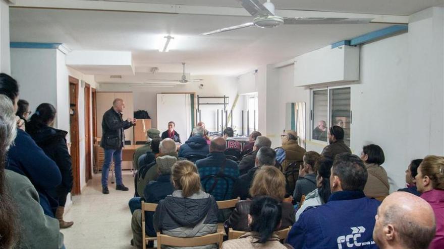 Junta y vecinos buscan una solución «urgente» para el edificio agrietado en Badajoz