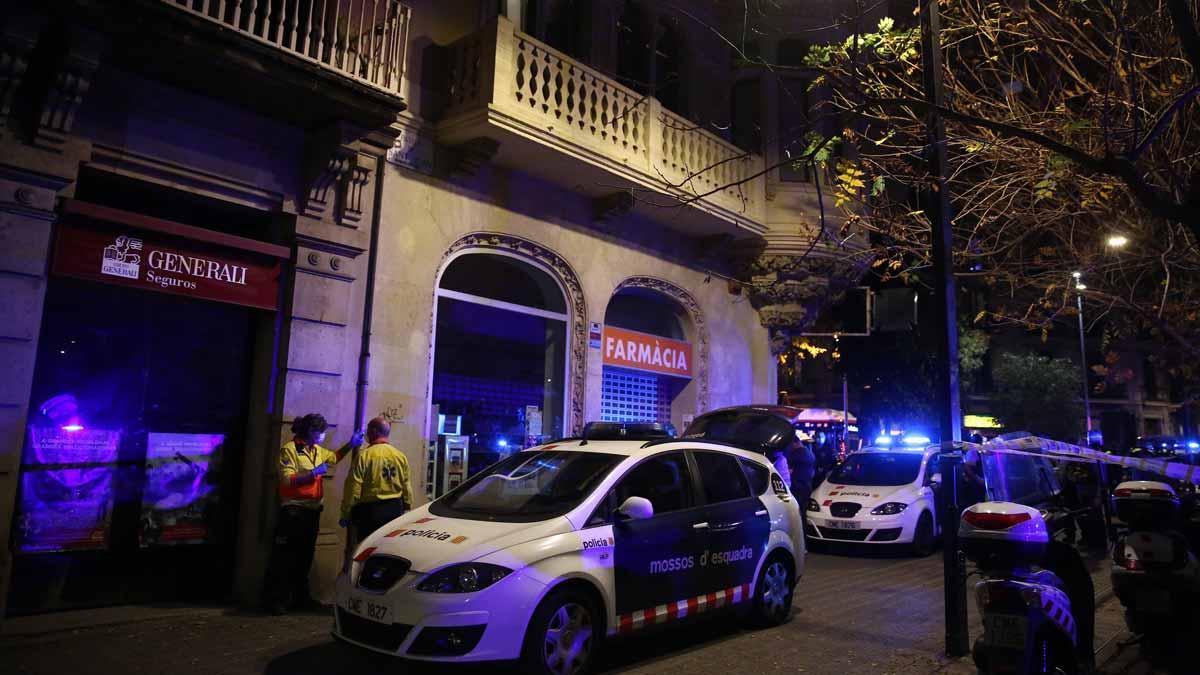 Una chica ha saltado por el balcón de su casa cuando intentaban robar en ella, en el Paseo San Juan con calle València.