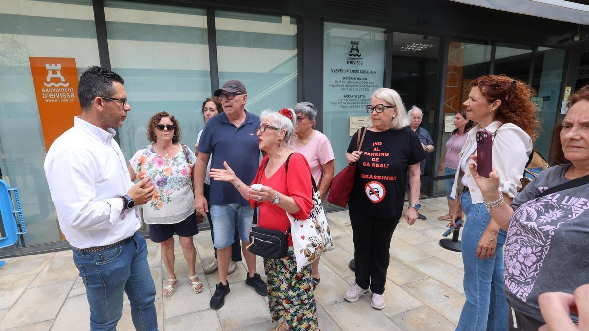 Triguero conversa con los vecinos que han participado en la campaña de recogida de firmas contra el aparcamiento de sa Real.