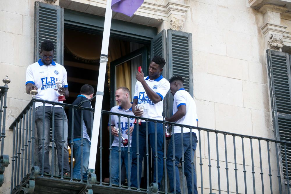 Unos 300 aficionados arropan al equipo de Rivero en el Ayuntamiento tras su ascenso a LEB Oro