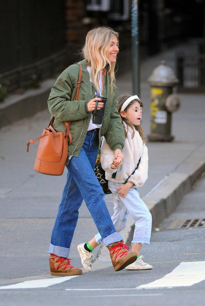 Sienna Miller con vaqueros doblados