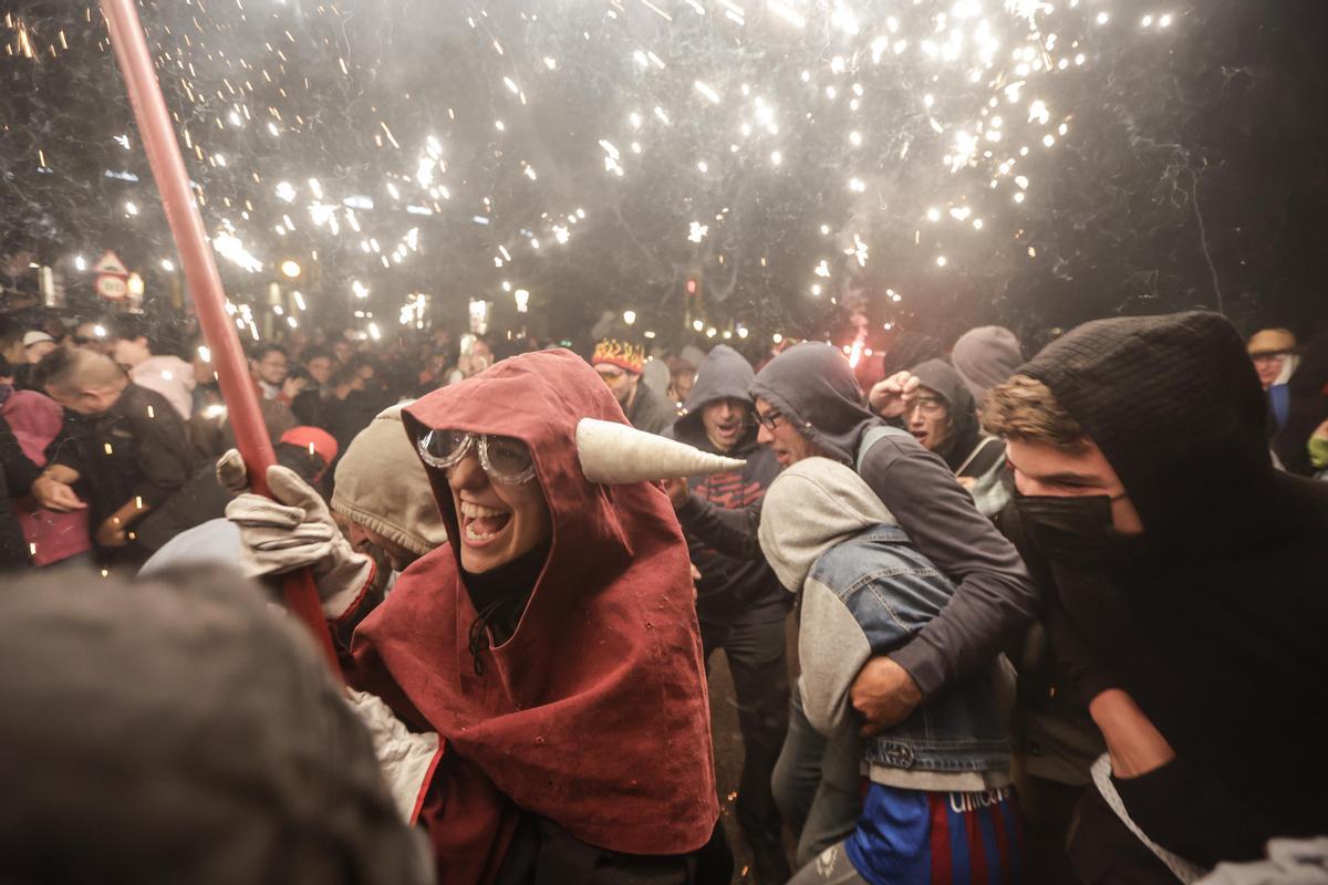 Los diables incendian el Passeig de Gràcia durante el correfoc de la Mercè.