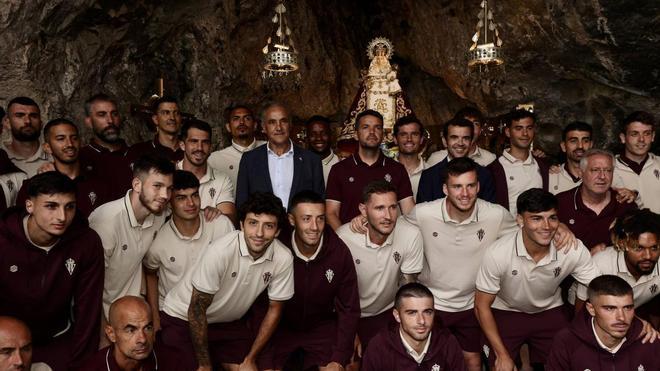 La plantilla del Sporting visita a La Santina y pide para que a final de temporada "le traigamos algo"