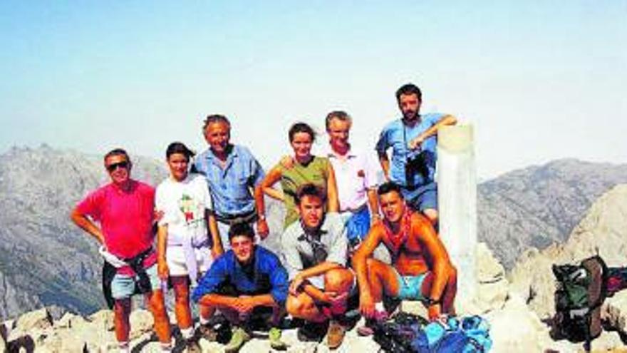 En la cumbre de Torrecerredo, a 2.648 metros de altitud. Agachados, Juan Fernández, Tom y Andrés. De pie, Alberto, Ana, Obdulio, Lucía, Melchor y Nicieza.
